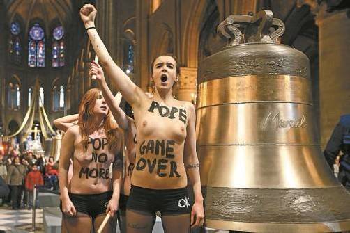 Aktivistinnen in Paris: Für Homo-Ehe und Papst-Rücktritt. Foto: RTS