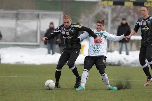 Altachs Philipp Netzer im Duell mit Innsbrucks Julius Perstaller. Foto: harti
