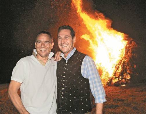 Auf einer Sonnwendfeier 2012 in Kärnten: FPÖ-Chef Heinz-Christian Strache (r.) mit dem mittlerweile zurückgetretenen Uwe Scheuch. Foto: APA