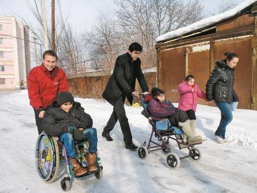 Auslandshilfe-Mitarbeiter Daniel Zadra beim Spaziergang mit Kindern des armenischen Tageszentrums Gyumri.