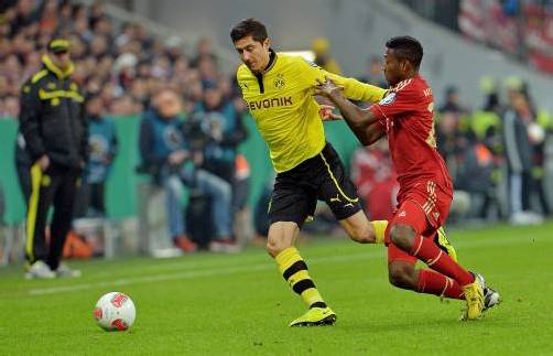 Bayerns David Alaba (r.) gegen BVB-Stürmer Robert Lewandowski.