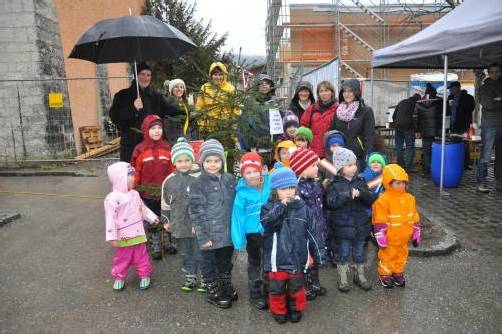 Begutachteten den Fortschritt auf „ihrer“ Baustelle: die Kindergartenkinder aus Muntlix. Foto: hw
