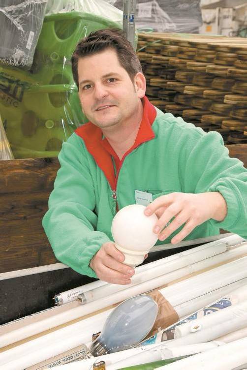 Bei Baywa in Lauterach werden die retournierten Energiesparlampen in einem speziellen Container verwahrt. Foto: vn/paulitsch