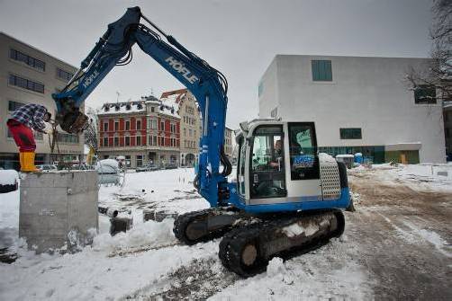 Bis zu 15 Arbeiter sind auf dem Bregenzer Kornmarktplatz täglich im Einsatz. Foto: VN/Hartinger