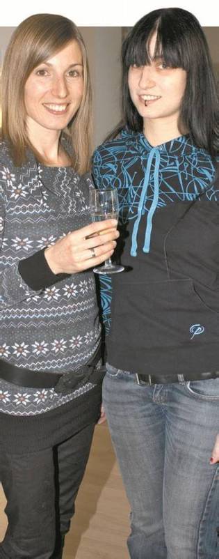 Damen mit Sektglas: Anita Fink (l.) und Bianca Ludik.