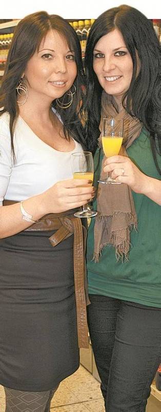 Damen mit Sektglas: Mira Basaran (l.) und Sabrina Fitz. Fotos: FRANC