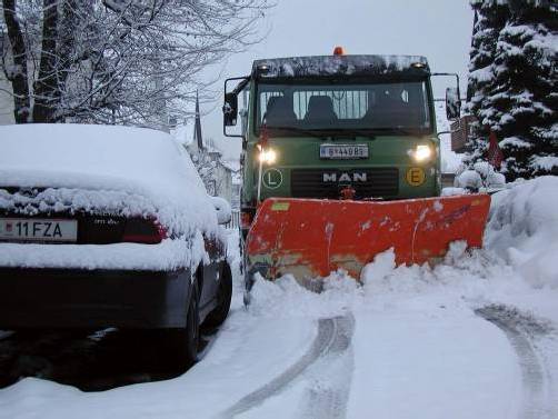Das Schneeräumkommando der Landeshauptstadt ist permanent im Einsatz, um die Massen an Schnee aus dem Weg zu räumen. Foto: fst