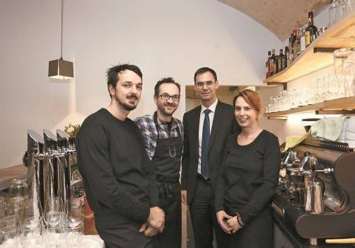 Das Team des neuen Vorarlberger Lokals „Ü“ in Wien mit Landeshauptmann Markus Wallner. FotoS: Dragan Tatic