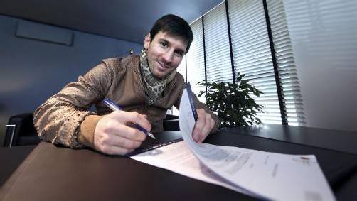 Der Argentinier Lionel Messi bei der Vertragsunterzeichnung. Foto: epa