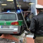 Polizeiauto im Schaufenster