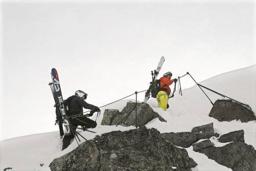 Der Winterklettersteig in St. Anton ist ein besonderes Erlebnis – inklusive Tiefschneeabfahrt. Foto: Schreiber