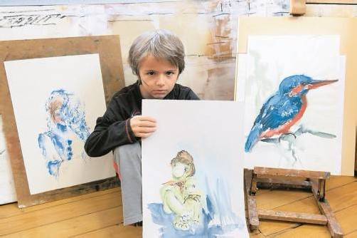 Der siebenjährige Cody hat im Atelier gleich drei Bilder entdeckt, die ihm gut gefallen. Foto: G. Lang