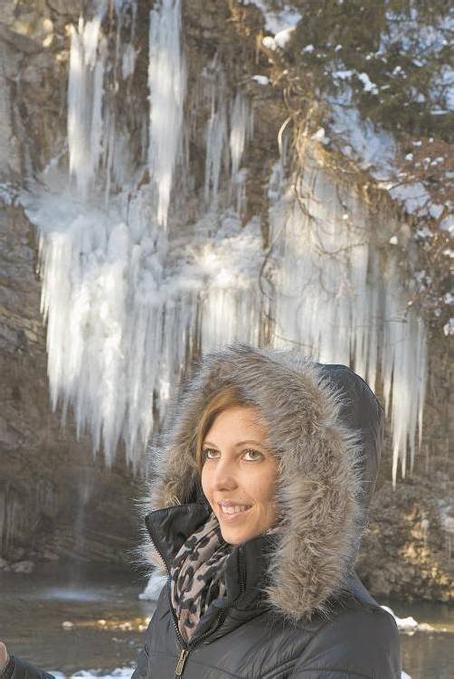 Dick eingepackt erkundet Sarah den Wasserfall in Muntlix. Ab kommender Woche dürften die Eiszapfen dann langsam schmelzen. VN/Hartinger