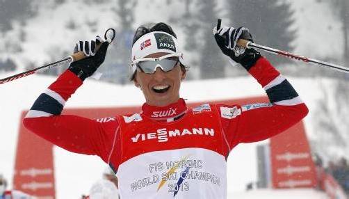 Die Norwegerin Marit Björgen jubelte beim Zieleinlauf. Die 32-Jährige, die in Oslo 2011 vier Goldmedaillen eroberte, verteidigte ihren Sprint-Titel im Val di Fiemme erfolgreich. Foto: ap