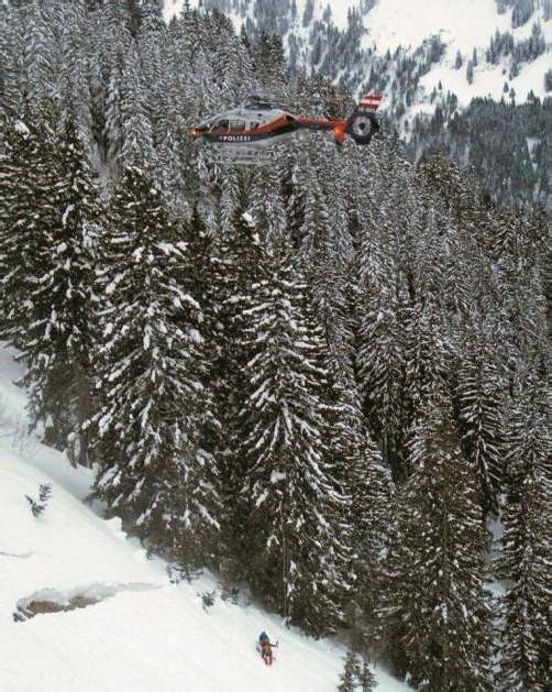 Die Wintersportler steckten im Tiefschnee fest. Foto: bmi