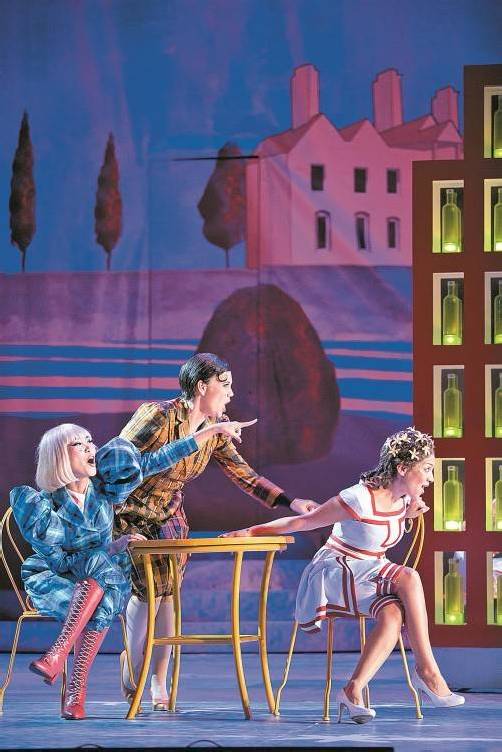 Die bunte Zirkuswelt rückt ein wesentliches „Falstaff“-Thema in den Mittelpunkt, nämlich die Selbsterkenntnis. Foto: Oper/Kmetitsch