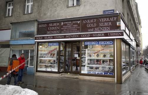 Die maskierten Täter haben den 75-jährigen Inhaber mit Waffen bedroht und ausgeraubt. Foto: apa