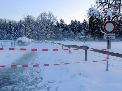 Die unter der Schneelast umgeknickten Bäume sorgen für Sperre.