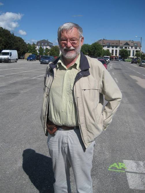 Dietrich Bloess hat u. a. am Teilchenbeschleuniger LHC gearbeitet.