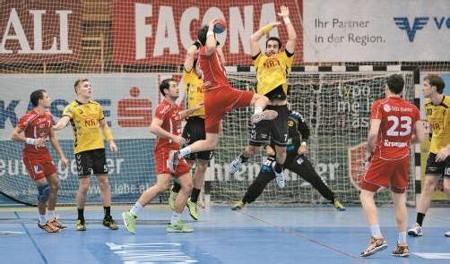 Dominik Schmid (mit Ball) hatte mit elf Treffern großen Anteil am 29:24-Erfolg der „Roten Teufel“ im Grunddurchgang in Bregenz. Foto:VN/STiplovsek