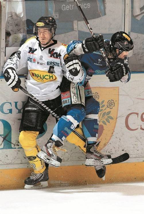 Dornbirn-Verteidiger Olivier Magnan ist heute gegen Fehervar-Stürmer Frank Banham (r.) wieder gefordert. Foto: GEPA/Doemoetoer