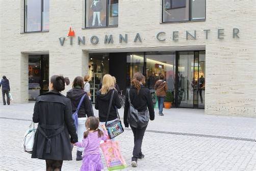 Durch einen Lebensmittelmarkt würde auch das Vinomna Center an 
Attraktivität gewinnen, sagt Bürgermeister Summer. Foto: VN/Hofmeister