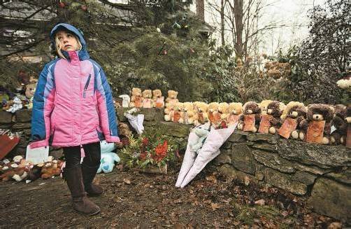 Ein Teddy für jedes Kind, das am 14. 12. in einer Schule in Connecticut Opfer eines Amokläufers wurde. Foto: dapd
