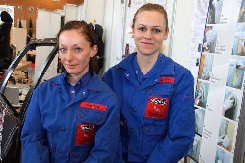 Eroberten eine „Männerdomäne“: Die Automechanikerinnen Julia (l.) und Robin auf der Ausbildungsmesse in Thüringen. Foto: Hronek