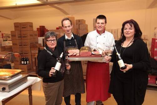 Gastgeberin, Bratenfachmann und Weinakademikerin: Irmgard Bickel (l.) sowie Cyril Schmuck mit Mathias Vodenac und Maria Spieler. Fotos: AME