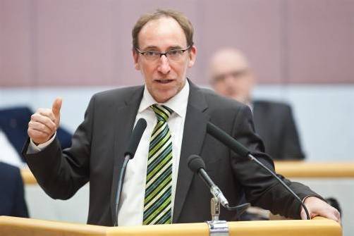 In Kärnten war es fulminant, ich freue mich sehr für den Rolf Holub. Er hat unglaublich hartnäckig aufgedeckt und wurde dafür belohnt. Er war es, der Schluss mit dem FPK-Spuk gemacht hat. In Niederösterreich ist ein Prozent plus in Ordnung, angesichts des Pröll’schen Materialeinsatzes. Stronach wird im Nationalrat sein.
Johannes Rauch, Grüne