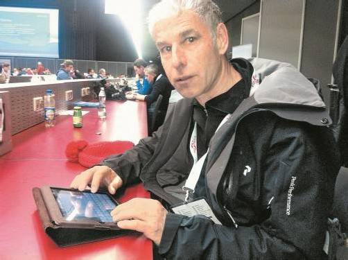Hannes Rinderer in Schladming bei der Büroarbeit – er positioniert bei der WM die Werbeträger. Foto: ko