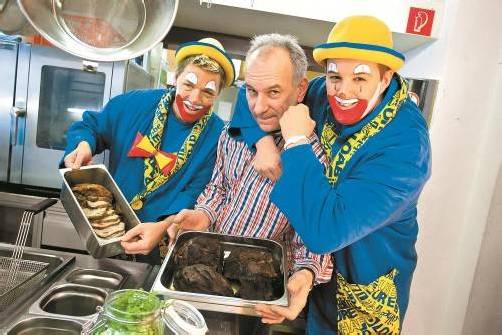 Her mit dem Braten! Auch „Kreuz“-Wirt Johannes Winder wurde von den Läbbe überfallen. Fotos: VN/Steurer