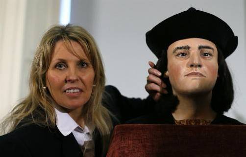 Hobby-Historikerin Philippa Langley neben einer Nachbildung von Richard III. Foto: REUTERS