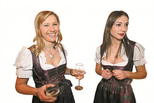 Hübsche Mädchen kümmern sich um das Wohl der Gäste.