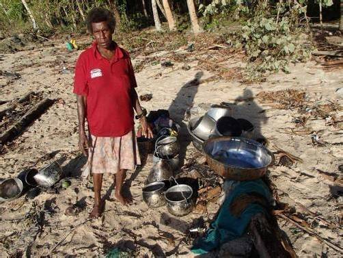 Hunderte Häuser wurden zerstört. Dieser Frau aus Venga blieben lediglich ein paar Habseligkeiten. Foto: Reuters
