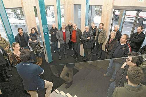 Im Erdgeschoß ging die Exkursion los. Den VN-Lesern wurden interessante Einblicke in das Bauen mit Holz gewährt. Fotos: vn/paulitsch
