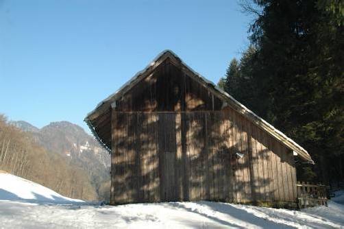 Im Rahmen eines Schulprojekts wird der Stall neu aufgebaut.  Foto: ver