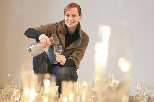 Kirsten Helfrich mit ihrer Installation „Ebbe“. Foto: VN/Hofmeister