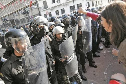 Konfrontationen in der Hauptstadt Tunis: In Tunesien gehen viel mehr Frauen als in Ägypten auf die Straße. Foto: Reuters