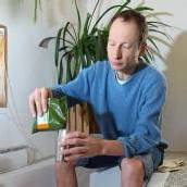 Gesund mit Senfbad und geschnittenen Zwiebeln