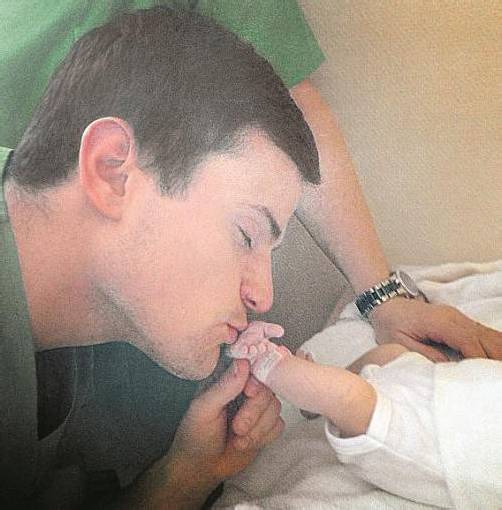 Küsschen auf den Babyfuß vom stolzen Papa Rocco Stark.
