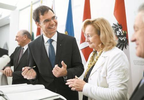 Landeshauptmann Wallner und Finanzministerin Fekter unterschrieben in Wien die 15a-Vereinbarung. Foto: APA