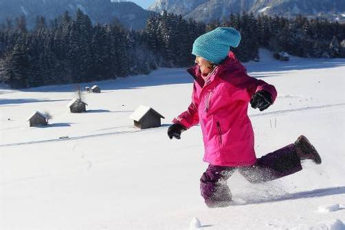 Lena genießt die Schneelandschaft in vollen Zügen und tobt sich so richtig aus. Foto: VN/Hofmeister