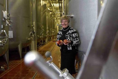 Marie-Luise Dietrich im Herzstück der Produktion, dem Keller, in dem die Fruchtsaftkonzentrate gelagert werden.  fotos: vn/paulitsch