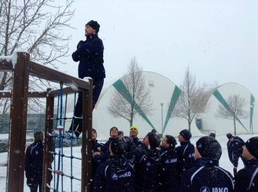 Mathias Sereinig vertraut darauf, dass ihn seine Mannschaftskameraden beim Rückwärtsfallen auffangen. Fotos: Privat