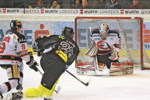 Matt Keith zieht gegen Goalie Ondrej Kacetl ab – gegen Znojmo verlor man bisher alle fünf Partien. Foto: VN/Hofmeister