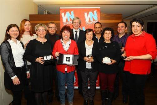 Nadja Rohner (VN, l.), Michael Hollersbacher (WKO, 4. v. l.) und Helmut Kopf (Gremialvorstand, 6. v. l.) mit den strahlenden Gewinnern des „Juwelen & Uhren“-Gewinnspiels. Foto: VN/Hofmeister