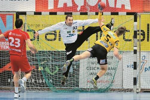 Nicht nur einmal trafen die Bregenzer Angreifer (im Bild Marian Klopcic) bei direkten Duellen gegen Golub Doknic die „falschen“ Entscheidungen. Der Harder Schlussmann wurde verdient als Spieler des Abends ausgezeichnet.  Fotos: Philipp Steurer