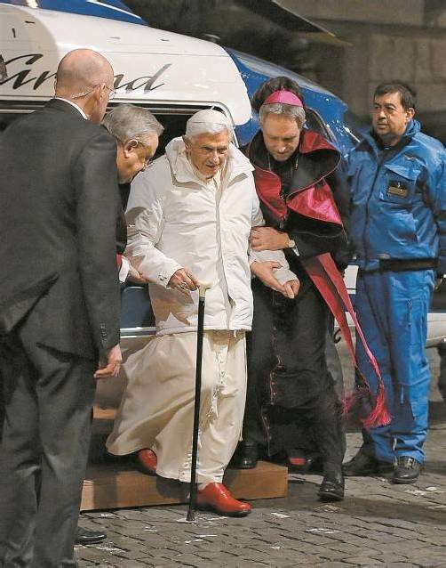 Papst Benedikt XVI. am vergangenen Freitag mit Stock: Er habe nicht mehr die Kraft, das Kirchenschiff zu steuern, sagte er zum Rücktritt. foto: Reuters