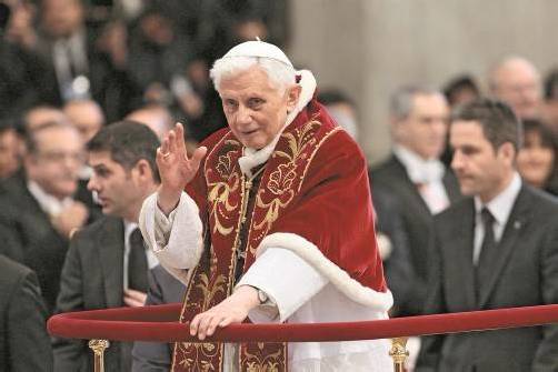 Papst Benedikt XVI. am vergangenen Samstag bei einer Audienz für Vertreter des Malteser-Ordens im Vatikan: Der 85-Jährige wurde auf einem Wagen durch den Petersdom geschoben. Foto: EPA